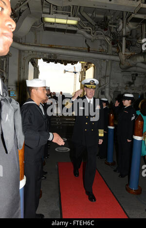 Napoli, Italia (ott. 11, 2014) Adm. Mark Ferguson, Commander, U.S. Forze Navali, Europa-Africa entra nel Quarterdeck side boys a bordo dell'assalto anfibio nave USS Bataan (LHD 5). Ferguson ha ospitato un ricevimento per esprimere la sua gratitudine per il sostegno italiano dell'U.S. Navy. Foto Stock