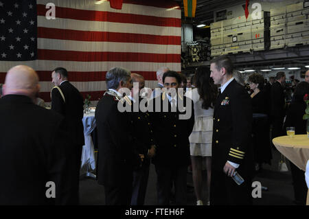 Napoli, Italia (ott. 11, 2014) - Membri della locale comunità di Napoli si impegnano una con l'altra durante un ricevimento offerto a bordo dell'assalto anfibio nave USS Bataan (LHD 5). Adm. Mark Ferguson, commander, U.S. Forze Navali, Europa-Africa ha ospitato la reception per esprimere la sua gratitudine per il sostegno italiano dell'U.S. Navy. Foto Stock