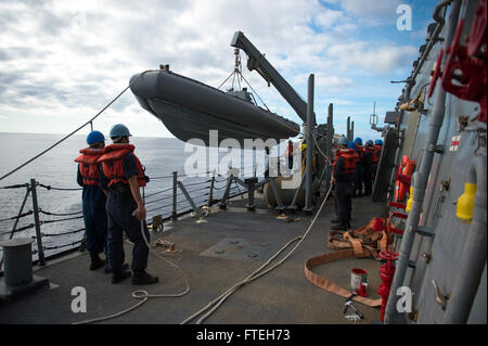 Oceano atlantico (ott. 11, 2014) marinai abbassare una rigida-scafo gommone a bordo guidato-missile destroyer USS Arleigh Burke (DDG 51) come essi si preparano ad assistere e portare acqua approvvigionamento di una barca a vela invecchiato sperimentando difficoltà di progettazione. Arleigh Burke, homeported a Norfolk, Virginia, sta conducendo operazioni navali negli Stati Uniti Sesta flotta area di operazioni a sostegno degli Stati Uniti per gli interessi di sicurezza nazionali in Europa. Foto Stock