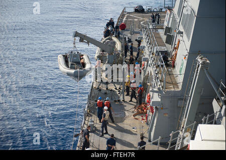 Oceano atlantico (ott. 11, 2014) marinai sollevare una rigida-scafo gommone, assegnati alle visite-missile destroyer USS Arleigh Burke (DDG 51), a bordo della nave dopo assistere e portando acqua approvvigionamento di una barca a vela invecchiato sperimentando difficoltà di progettazione. Arleigh Burke, homeported a Norfolk, Virginia, sta conducendo operazioni navali negli Stati Uniti Sesta flotta area di operazioni a sostegno degli Stati Uniti per gli interessi di sicurezza nazionali in Europa. Foto Stock