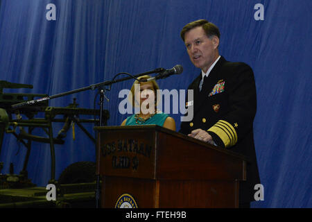 Napoli, Italia (ott. 11, 2014) Adm. Mark Ferguson, commander, U.S. Forze Navali, Europa-Africa gli indirizzi dei membri della locale comunità di Napoli durante un ricevimento a bordo dell'assalto anfibio nave USS Bataan (LHD 5). Ferguson ha ospitato la reception per esprimere la sua gratitudine per il sostegno italiano dell'U.S. Navy. Foto Stock