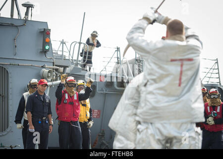 Mare meditterranea (ott. 13, 2014) Festa del Fuoco ai membri del team di segnale per il leader della scena durante un "crash e smash" praticare a bordo del Arleigh Burke-class guidato-missile destroyer USS Mitscher (DDG 57). Mitscher, homeported a Norfolk, Virginia, sta conducendo operazioni navali negli Stati Uniti Sesta flotta area di operazioni a sostegno degli Stati Uniti per gli interessi di sicurezza nazionali in Europa. Foto Stock