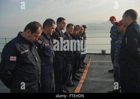 BATUMI, Georgia (ott. 15, 2014) - Membri del Georgian Coast Guard riceve un danno il controllo della formazione breve a bordo della U.S. 6 comando della flotta e la nave di controllo USS Mount Whitney (LCC 20). Il Monte Whitney è condurre operazioni navali negli Stati Uniti Sesta flotta area di operazioni a sostegno degli Stati Uniti per gli interessi di sicurezza nazionali in Europa. Foto Stock