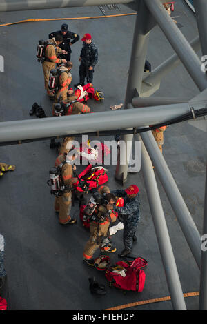 BATUMI, Georgia (ott. 15, 2014) - Membri del Georgian Coast Guard don danno il controllo ingranaggio di sicurezza a bordo dell'U.S. 6 comando della flotta e la nave di controllo USS Mount Whitney (LCC 20). Il Monte Whitney è condurre operazioni navali negli Stati Uniti Sesta flotta area di operazioni a sostegno degli Stati Uniti per gli interessi di sicurezza nazionali in Europa. Foto Stock