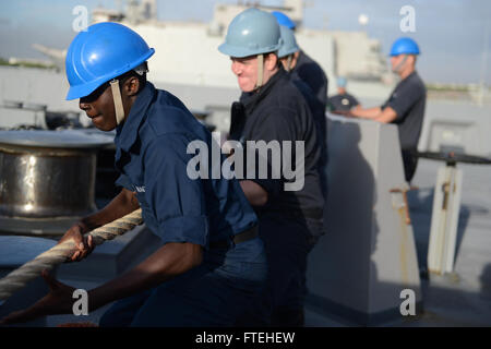 ROTA, Spagna (ott. 15, 2014) -- i marinai a bordo del trasporto anfibio dock nave USS Mesa Verde (LPD 19) heave una linea come la nave tira in Rota, Spagna per una visita di porta. La Mesa Verde, parte di Bataan anfibio gruppo pronto con la avviato 22 Marine Expeditionary Unit, sta conducendo operazioni navali negli Stati Uniti Sesta flotta area di operazioni a sostegno degli Stati Uniti per gli interessi di sicurezza nazionali in Europa. Foto Stock