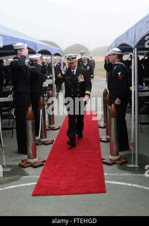Il 17 ottobre 2014, cmdr. Charles Hampton assume il comando della USS Donald Cook (DDG 75) durante una cerimonia di cambio di comando presso la stazione navale di Rota, in Spagna. La USS Donald Cook è il primo cacciatorpediniere della classe Arleigh Burke schierato in Spagna come parte del sistema di difesa missilistica balistica statunitense in Europa. Foto Stock