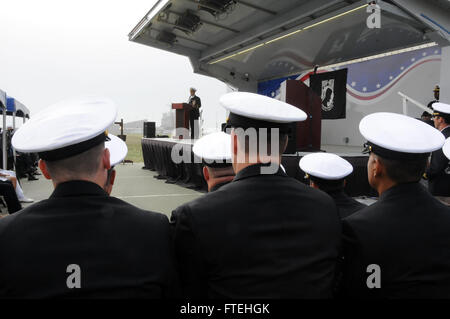 CMdR. Scott Jones riflette sul suo servizio a bordo della USS Donald Cook (DDG 75) durante una cerimonia di cambio di comando presso la Naval Station di Rota, in Spagna, nell'ottobre 2014. Il cacciatorpediniere fa parte degli sforzi di difesa missilistica balistica della Marina degli Stati Uniti in Europa. Foto Stock