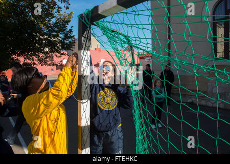 CONSTANTA, Romania (ott. 21, 2014) - Nave del veterano della terza classe Bennett cristiana (sinistra) e Cryptologic tecnico tecnico 2a classe Courtney Ford, assegnato per gli Stati Uniti 6 comando della flotta e la nave di controllo USS Mount Whitney (LCC 20), installare nuove reti in Constanta Bratscu scuola durante una comunità progetto relazioni. Il Monte Whitney è condurre operazioni navali negli Stati Uniti Sesta flotta area di operazioni a sostegno degli Stati Uniti per gli interessi di sicurezza nazionali in Europa. Foto Stock