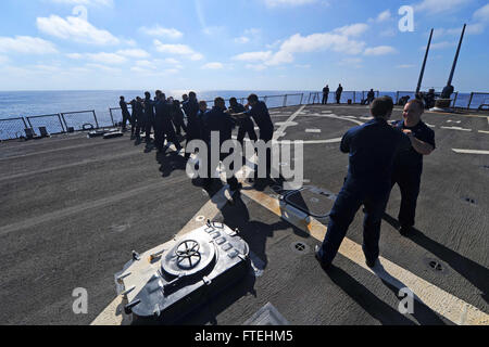 Mare Mediterraneo (sett. 12, 2013) marinai pratica adeguate tecniche di sorprendente durante la formazione sulla sicurezza a bordo guidato-missile destroyer USS Ramage (DDG 61). Ramage homeported a Norfolk, Virginia, è su una distribuzione programmata sostenere le operazioni di sicurezza marittima e di teatro la cooperazione in materia di sicurezza gli sforzi negli Stati Uniti Sesta flotta area di operazioni. Foto Stock