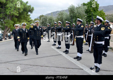 SOUDA BAY, Grecia (ott. 23) - ADM. Mark Ferguson, commander, U.S. Forze Navali, Europa-Africa esegue il rendering di un saluto alla guardia d'onore al navale ellenica quartier generale di base mentre accompagnato dal Vice Adm. Evangelos Apostolakis, capo di Stato Maggiore della Marina ellenica. Ferguson ha visitato Souda Bay per ringraziare i marinai di stanza vi per il supporto in avanti le forze navali e di rafforzare la partnership duratura con Marina ellenica controparti. Foto Stock