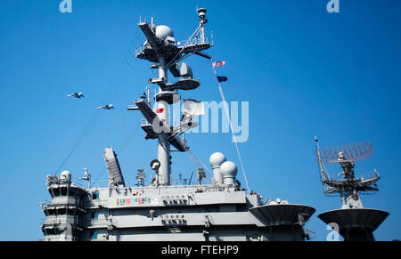 Mare Mediterraneo (15 agosto 2013) - una coppia di F/A-18E Super calabroni, assegnato a Strike Fighter Squadron 105 "pistoleri," volare oltre la portaerei USS Harry Truman (CVN 75). Harry Truman, ammiraglia di Harry Truman Carrier Strike gruppo, è implementato il supporto le operazioni di sicurezza marittima e di teatro la cooperazione in materia di sicurezza gli sforzi negli Stati Uniti Sesta flotta area di responsabilità. Foto Stock