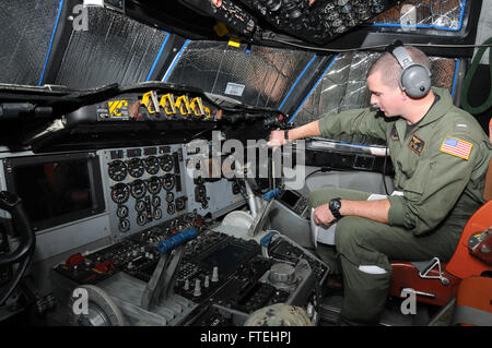 Il 28 ottobre 2014, il tenente j.g. Ryan Miller del Patrol Squadron FOUR (VP-4) ispeziona il sistema di intercomunicazione di un aereo P-3C Orion a Sigonella, in Sicilia. Il VP-4 stava conducendo operazioni navali come parte della missione della 6th Fleet in Europa, migliorando gli interessi di sicurezza nazionale. Foto Stock