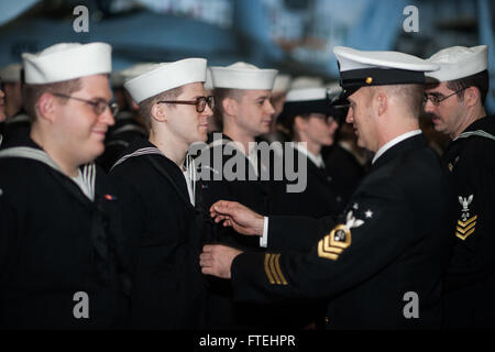 Mare Mediterraneo (ott. 28, 2014) marinai di partecipare in un uniformi di ispezione a bordo della portaerei USS George H.W. Bussola (CVN 77). George H.W. Bush, homeported a Norfolk, Virginia, sta conducendo operazioni navali negli Stati Uniti Sesta flotta area di operazioni a sostegno degli Stati Uniti per gli interessi di sicurezza nazionali in Europa. Foto Stock