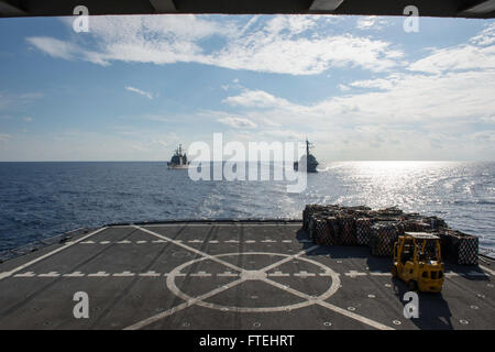 Mare Mediterraneo (ott. 28, 2014) - Il Ticonderoga-class missile cruiser Mare delle Filippine (CG 58), a sinistra e la Arleigh-Burke-class destroyer USS Truxtun (DDG 103), destra, preparare per venire a fianco della flotta oliatore di rifornimento USNS Leroy Grumman (T-AO 195) per un rifornimento in mare. Grumman, i militari Sealift Command Mare Mediterraneo dovere oliatore, è distribuita negli Stati Uniti Sesta flotta area di operazioni a sostegno degli interessi di sicurezza nazionali in Europa e in Africa. Specialista di comunicazione di terza classe Weston Jones/rilasciato) Foto Stock