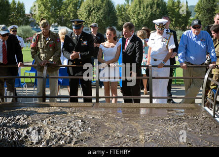 DRAGUIGNAN, Francia (16 agosto 2013) - Charles Rivkin, centro destra, Ambasciatore degli Stati Uniti per la Francia e il Principato di Monaco, guarda a una campagna mappa cast di bronzo, prima di una cerimonia presso il Rodano Cimitero Americano in onore della sessantanovesima celebrazione dell anniversario delle truppe alleate sbarcano in Provenza durante la Seconda Guerra Mondiale. Questa visita serve per continuare U.S. Sesta flotta sforzi per costruire marittimo globale di partnership con le nazioni europee e di migliorare la sicurezza marittima e la protezione. Foto Stock