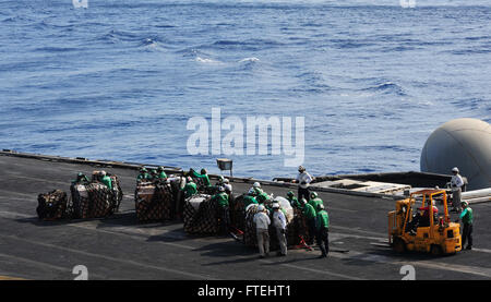 Mare Mediterraneo (ott. 28, 2014) marinai di trasporto dei carichi sul ponte di volo della portaerei USS George H.W. Bussola (CVN 77) durante un rifornimento verticale. George H.W. Bush, homeported a Norfolk, Virginia, sta conducendo operazioni navali negli Stati Uniti Sesta flotta area di operazioni a sostegno degli Stati Uniti per gli interessi di sicurezza nazionali in Europa. Foto Stock