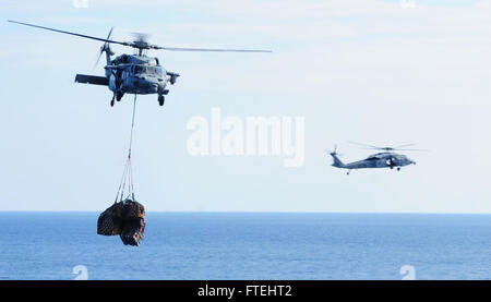 Mare Mediterraneo (ott. 28, 2014) MH-60S Mare falchi, attaccato al "Tridents" di elicottero di mare squadrone di combattimento (HSC) 9, trasporto cargo verso il ponte di volo della portaerei USS George H.W. Bussola (CVN 77). George H.W. Bush, homeported a Norfolk, Virginia, sta conducendo operazioni navali negli Stati Uniti Sesta flotta area di operazioni a sostegno degli Stati Uniti per gli interessi di sicurezza nazionali in Europa. Foto Stock