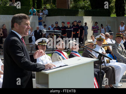 DRAGUIGNAN, Francia (16 agosto 2013) - Charles Rivkin, sinistra, Ambasciatore degli Stati Uniti per la Francia e il Principato di Monaco, rende commento nel corso di una cerimonia presso il Rodano Cimitero Americano in onore della sessantanovesima celebrazione dell anniversario delle truppe alleate sbarcano in Provenza durante la Seconda Guerra Mondiale. Questa visita serve per continuare U.S. Sesta flotta sforzi per costruire marittimo globale di partnership con le nazioni europee e di migliorare la sicurezza marittima e la protezione. Foto Stock