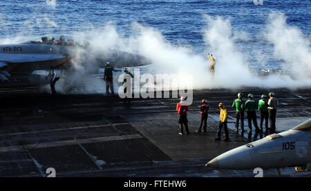 Mare Mediterraneo (ott. 29, 2014) di aviazione di Boatswain Mate 2a classe Amanda Bianco, da Vandalia, Ohio, in alto a destra, dirige un'F/A-18F Super Hornet attaccata alla "lotta leoni neri" di Strike Fighter Squadron (VFA) 213, sul ponte di volo della portaerei USS George H.W. Bussola (CVN 77). George H.W. Bush, homeported a Norfolk, Virginia, sta conducendo operazioni navali negli Stati Uniti Sesta flotta area di operazioni a sostegno degli Stati Uniti per gli interessi di sicurezza nazionali in Europa. Foto Stock