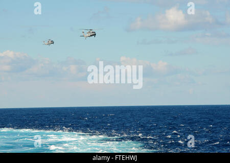 Mare Mediterraneo (ott. 29, 2014) MH-60S Mare falchi, attaccato al "Tridents" di elicottero di mare squadrone di combattimento (HSC) 9, volare a fianco della portaerei USS George H.W. Bussola (CVN 77). George H.W. Bush, homeported a Norfolk, Virginia, sta conducendo operazioni navali negli Stati Uniti Sesta flotta area di operazioni a sostegno degli Stati Uniti per gli interessi di sicurezza nazionali in Europa. Foto Stock