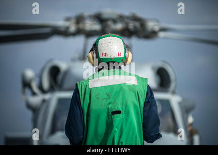 Mare Mediterraneo (ott. 29, 2014) - Aviazione meccanico strutturale di terza classe Larry Hubbard, assegnato all'Ghostriders di elicottero di mare squadrone di combattimento (HSC 28), il distacco 1, piano capitani un MH-60S Sea Hawk elicottero a bordo della sesta flotta di comando e di controllo nave USS Whitney (LCC 20). Il Monte Whitney è condurre operazioni navali con gli alleati e partner negli Stati Uniti Sesta flotta area di operazioni al fine di far progredire la sicurezza e la stabilità in Europa. Foto Stock