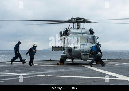 Mare Mediterraneo (ott. 29, 2014) - ponte di volo equipaggio preparare un MH-60S Sea Hawk elicottero assegnato all'Ghostriders di elicottero di mare squadrone di combattimento (HSC 28), il distacco 1, a bordo della U.S. 6 comando della flotta e la nave di controllo USS Whitney (LCC 20) per sollevare. Il Monte Whitney è condurre operazioni navali con gli alleati e partner negli Stati Uniti Sesta flotta area di operazioni al fine di far progredire la sicurezza e la stabilità in Europa. Foto Stock