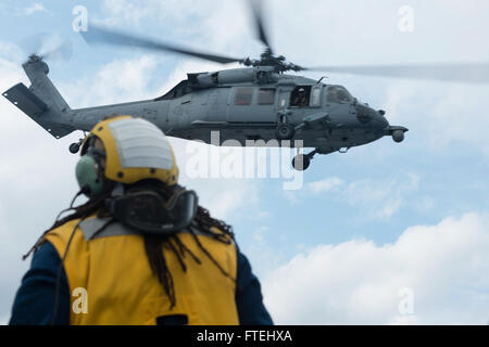 Mare Mediterraneo (ott. 29, 2014) - Marion Malley segnala un MH-60S Sea Hawk elicottero assegnato all'Ghostriders di elicottero di mare squadrone di combattimento (HSC 28), il distacco 1, a bordo della sesta flotta di comando e di controllo nave USS Whitney (LCC 20). Il Monte Whitney è condurre operazioni navali con gli alleati e partner negli Stati Uniti Sesta flotta area di operazioni al fine di far progredire la sicurezza e la stabilità in Europa. Foto Stock