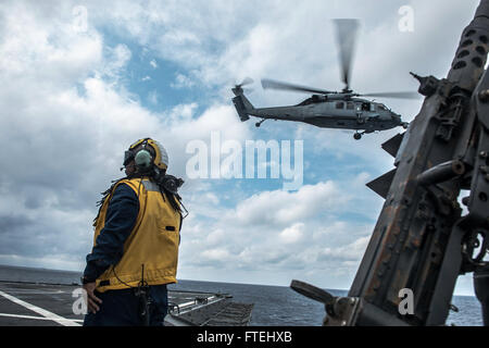 Mare Mediterraneo (ott. 29, 2014) - Marion Malley segnala un MH-60S Sea Hawk elicottero assegnato all'Ghostriders di elicottero di mare squadrone di combattimento (HSC 28), il distacco 1, a bordo della sesta flotta di comando e di controllo nave USS Whitney (LCC 20). Il Monte Whitney è condurre operazioni navali con gli alleati e partner negli Stati Uniti Sesta flotta area di operazioni al fine di far progredire la sicurezza e la stabilità in Europa. Foto Stock