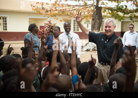 SÃO TOMÉ, São Tomé e Príncipe (Agosto 16, 2013) segretario della Marina (SECNAV) Ray Mabus pone le domande degli studenti presso la Escola Dona Maria Gesù scuola in São Tomé, São Tomé e Príncipe prima di donare forniture scolastiche. São Tomé e Príncipe è uno dei vari paesi in tutta la regione dove Mabus è incontro con i marinai e marines e civili e militari di funzionari per discutere di sicurezza e di stabilità e di rafforzare i partenariati esistenti con le nazioni africane. Foto Stock