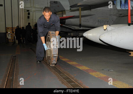 Mare Mediterraneo (ott. 30, 2014) macchinista compagno del vigile del fuoco Brandon Baxter, da Philadelphia, rotoli la divisione della porta via a bordo della portaerei USS George H.W. Bussola (CVN 77). George H.W. Bush, homeported a Norfolk, Virginia, sta conducendo operazioni navali negli Stati Uniti Sesta flotta area di operazioni a sostegno degli Stati Uniti per gli interessi di sicurezza nazionali in Europa. Foto Stock