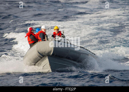 Mare Mediterraneo (nov. 2, 2014) - di Boatswain Mate 2a classe Daniel manovre Pittman rigata-scafo gommone a fianco del Arleigh Burke-class guidato-missile destroyer USS Cole (DDG 67) durante una piccola barca di operazioni. Cole, homeported a Norfolk, Virginia, sta conducendo operazioni navali negli Stati Uniti Sesta flotta area di operazioni a sostegno degli Stati Uniti per gli interessi di sicurezza nazionali in Europa Foto Stock