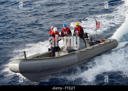 Mare Mediterraneo (nov. 2, 2014) - di Boatswain Mate 2a classe Daniel manovre Pittman rigata-scafo gommone a fianco del Arleigh Burke-class guidato-missile destroyer USS Cole (DDG 67) durante una piccola barca di operazioni. Cole, homeported a Norfolk, Virginia, sta conducendo operazioni navali negli Stati Uniti Sesta flotta area di operazioni a sostegno degli Stati Uniti per gli interessi di sicurezza nazionali in Europa. Foto Stock