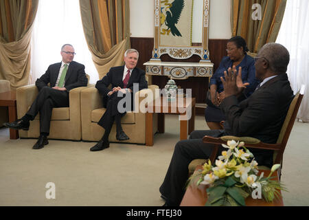 SÃO TOMÉ, São Tomé e Príncipe (Agosto 16, 2013) segretario della Marina (SECNAV) Ray Mabus soddisfa con São Tomé e Príncipe presidente Manuel Pinto da Costa in Africa la capitale della nazione. São Tomé e Príncipe è uno dei vari paesi in tutta la regione dove Mabus è incontro con i marinai e marines e civili e militari di funzionari per discutere di sicurezza e di stabilità e di rafforzare i partenariati esistenti con le nazioni africane. Foto Stock