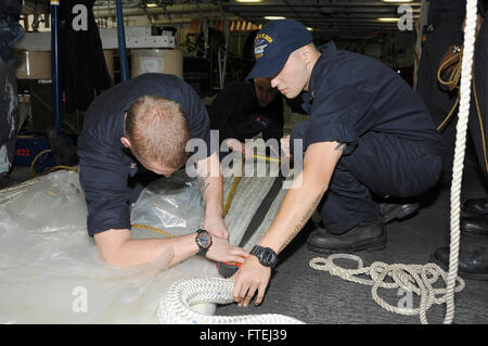 Mare Mediterraneo (nov. 1, 2014) Boatswain compagno del marinaio Joe Etter, a destra dalla Chesapeake, Virginia, e di Boatswain Mate 3° di classe Alexander Ames, da Emett, Idaho, congiungere una linea di ormeggio a bordo della portaerei USS George H.W. Bussola (CVN 77). George H.W. Bush, homeported a Norfolk, Virginia, sta conducendo operazioni navali negli Stati Uniti Sesta flotta area di operazioni a sostegno degli Stati Uniti per gli interessi di sicurezza nazionali in Europa. Foto Stock