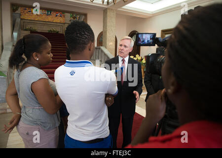 SÃO TOMÉ, São Tomé e Príncipe (Agosto 16, 2013) segretario della Marina (SECNAV) Ray Mabus interviste con São Tomé e Príncipe media dopo Mabus si è incontrato con São Tomé e Príncipe presidente Manuel Pinto da Costa in Africa la capitale della nazione. São Tomé e Príncipe è uno dei vari paesi in tutta la regione dove Mabus è incontro con i marinai e marines e civili e militari di funzionari per discutere di sicurezza e di stabilità e di rafforzare i partenariati esistenti con le nazioni africane. Foto Stock