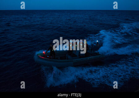 Mare Mediterraneo (nov. 1, 2014) - di Boatswain Mate 2a classe Alan Farthing manovre rigata-scafo gommone a fianco del Arleigh Burke-class guidato-missile destroyer USS Cole (DDG 67) durante un trasferimento di passeggeri. Cole, homeported a Norfolk, Virginia, sta conducendo operazioni navali negli Stati Uniti Sesta flotta area di operazioni a sostegno degli Stati Uniti per gli interessi di sicurezza nazionali in Europa. Foto Stock