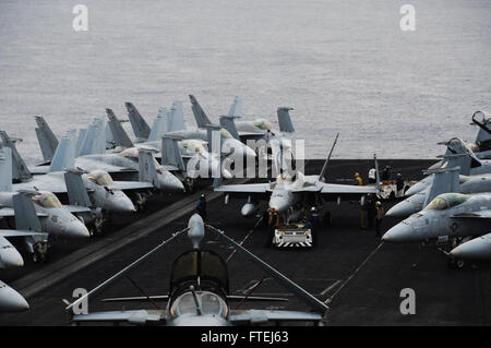 Oceano TLANTIC (nov. 6, 2014) marinai spostare un F/A-18C Hornet, attaccato al "Golden guerrieri" di Strike Fighter Squadron (VFA) 87, attraverso il ponte di volo della portaerei USS George H.W. Bussola (CVN 77). George H.W. Bush, homeported a Norfolk, Virginia, sta conducendo operazioni navali negli Stati Uniti Sesta flotta area di operazioni a sostegno degli Stati Uniti per gli interessi di sicurezza nazionali in Europa. Foto Stock