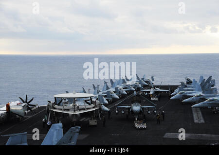 Oceano atlantico (nov. 6, 2014) marinai spostare aerei attraverso il ponte di volo della portaerei USS George H.W. Bussola (CVN 77). George H.W. Bush, homeported a Norfolk, Virginia, sta conducendo operazioni navali negli Stati Uniti Sesta flotta area di operazioni a sostegno degli Stati Uniti per gli interessi di sicurezza nazionali in Europa. Foto Stock