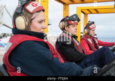 Oceano atlantico (nov. 7, 2014) marinai azionare i carrelli elevatori durante un rifornimento verticale (VERTREP) a bordo della portaerei USS George H.W. Bussola (CVN 77). George H.W. Bush, homeported a Norfolk, Virginia, sta conducendo operazioni navali negli Stati Uniti Sesta flotta area di operazioni a sostegno degli Stati Uniti per gli interessi di sicurezza nazionali in Europa. Foto Stock