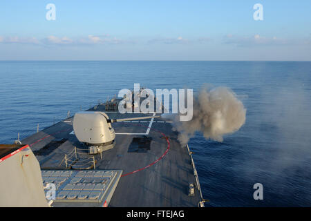 Mare Mediterraneo (nov. 18, 2014) - USS Cole (DDG 67) incendi un MK 45 5 pollici pistola leggera durante un pre-action calibro esercitazione antincendio, nov. 18, 2014. Cole, un Arleigh Burke-class guidato-missile distruttore, homeported in Norfolk, sta conducendo operazioni navali negli Stati Uniti Sesta flotta area di operazioni a sostegno degli Stati Uniti per gli interessi di sicurezza nazionali in Europa. Foto Stock