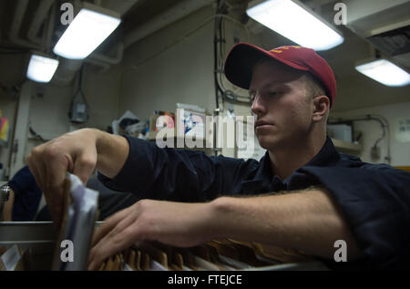 Mare Mediterraneo (nov. 22, 2014) - Yeoman 3rd Class Jordan Walker, da Cedar Rapids, Iowa, organizza il record personale in ufficio di amministrazione a bordo della USS Donald Cook (DDG 75). Donald Cook, un Arleigh Burke-class guidato-missile distruttore, homeported a Rota, Spagna, sta conducendo operazioni navali negli Stati Uniti Sesta flotta area di operazioni a sostegno degli Stati Uniti per gli interessi di sicurezza nazionali in Europa. Foto Stock