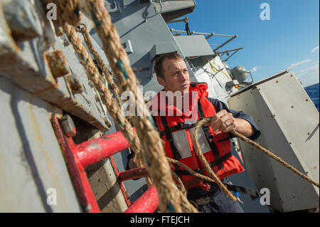 Mare Mediterraneo (nov. 22, 2014) - Boatswain compagno del 3° di classe Giuseppe Crager, da Woodbridge, Virginia, conduce la periodica manutenzione programmata su un puntone di sostegno a bordo della USS Cole (DDG 67). Cole, un Arleigh Burke-class guidato-missile distruttore, homeported in Norfolk, sta conducendo operazioni navali negli Stati Uniti Sesta flotta area di operazioni a sostegno degli Stati Uniti per gli interessi di sicurezza nazionali in Europa. Foto Stock