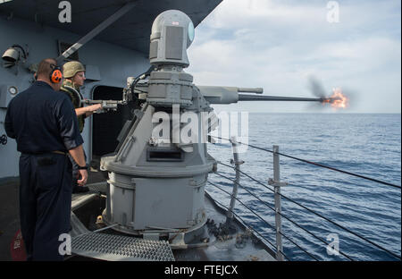 Mare Mediterraneo (nov. 23, 2014) - Fire Controlman 3rd Class Thomas Colton, da Adams, New York, incendi un MK 38 25mm mitragliatrice come un tiratore locale durante una dimostrazione gunnery a bordo della USS Donald Cook (DDG 75). Donald Cook, un Arleigh Burke-class guidato-missile distruttore, homeported a Rota, Spagna, sta conducendo operazioni navali negli Stati Uniti Sesta flotta area di operazioni a sostegno degli Stati Uniti per gli interessi di sicurezza nazionali in Europa. Foto Stock