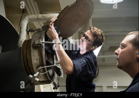 Mare Mediterraneo (nov. 23, 2014) - Sonar Tecnico 2a classe Jessica Bennett, da Richlands, North Carolina, e tecnico di SONAR 3° di classe Giuseppe Beegle, Monroe, North Carolina, aprire un portello per disegnare il sistema nixie come parte di un anti-guerra sottomarina praticare a bordo della USS Donald Cook (DDG 75). Donald Cook, un Arleigh Burke-class guidato-missile distruttore, homeported a Rota, Spagna, sta conducendo operazioni navali negli Stati Uniti Sesta flotta area di operazioni a sostegno degli Stati Uniti per gli interessi di sicurezza nazionali in Europa. Foto Stock