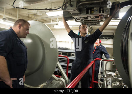 Mare Mediterraneo (nov. 23, 2014) - i marinai a bordo della USS Donald Cook (DDG 75) estrarre il sistema nixie come parte di un anti-guerra sottomarina trapano. Donald Cook, un Arleigh Burke-class guidato-missile distruttore, homeported a Rota, Spagna, sta conducendo operazioni navali negli Stati Uniti Sesta flotta area di operazioni a sostegno degli Stati Uniti per gli interessi di sicurezza nazionali in Europa. Foto Stock