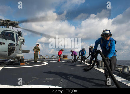 Il 24 novembre 2014, i marinai a bordo della USS Donald Cook (DDG 75) rifornirono un elicottero dal Dragon Whales of Helicopter Sea Combat Squadron 28 durante le operazioni di volo. La USS Donald Cook, un cacciatorpediniere di missili guidati della classe Arleigh Burke, era impegnata in operazioni navali nella zona della 6th Fleet, sostenendo gli interessi di sicurezza nazionale degli Stati Uniti in Europa nell'ambito dell'operazione Atlantic Resolve. Foto Stock
