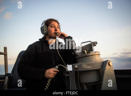 Mare Mediterraneo (nov. 25, 2014) - Intendente di terza classe Denise Almaraz, da San Antonio, rapporti del cuscinetto della USS Donald Cook (DDG 75) come la nave transiti lo Stretto di Messina, nov. 25, 2014. Donald Cook, un Arleigh Burke-class guidato-missile distruttore, homeported a Rota, Spagna, sta conducendo operazioni navali negli Stati Uniti Sesta flotta area di operazioni a sostegno degli Stati Uniti per gli interessi di sicurezza nazionali in Europa. Foto Stock