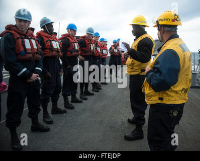 Mare Mediterraneo (nov. 25, 2014) - di Boatswain Mate 2a classe Jeremy Boling, da Carrollton, Georgia, conduce una breve di sicurezza per la linea dettaglio di manipolazione a bordo della USS Donald Cook (DDG 75) prima di un rifornimento in mare evoluzione, nov. 25, 2014. Donald Cook, un Arleigh Burke-class guidato-missile distruttore, homeported a Rota, Spagna, sta conducendo operazioni navali negli Stati Uniti Sesta flotta area di operazioni a sostegno degli Stati Uniti per gli interessi di sicurezza nazionali in Europa. Foto Stock