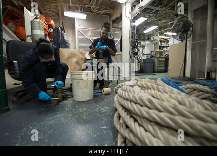 Mare Mediterraneo (nov. 26, 2014) - Boatswain compagno del 3° di classe Beyontee Carter, da Chicago, marinaio e Alexis Smith, da macon, Georgia, pulire gli ugelli di incendio a bordo della USS Donald Cook (DDG 75), nov. 26, 2014. Donald Cook, un Arleigh Burke-class guidato-missile distruttore, homeported a Rota, Spagna, sta conducendo operazioni navali negli Stati Uniti Sesta flotta area di operazioni a sostegno degli Stati Uniti per gli interessi di sicurezza nazionali in Europa. Foto Stock