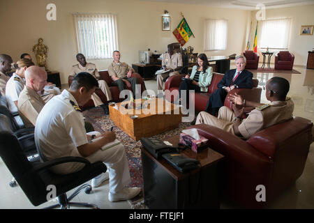 DAKAR, Senegal (Agosto 21, 2013) segretario della Marina (SECNAV) Ray Mabus si incontra con i senegalesi Capo delle Forze Armate il brigadiere gen. Mamadou SOW. Il Senegal è l'ultima fermata di un viaggio dove Mabus visitato vari Paesi in tutta la regione per soddisfare con i marinai e marines e civili e militari di funzionari per discutere di sicurezza e di stabilità e di rafforzare i partenariati esistenti con le nazioni africane. Foto Stock